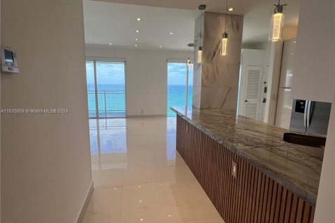 Copropriété à vendre à Hallandale Beach, Floride: 2 chambres, 121.89 m2 № 1019307 - photo 12