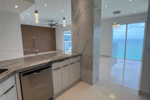 Copropriété à vendre à Hallandale Beach, Floride: 2 chambres, 121.89 m2 № 1019307 - photo 5