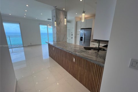 Copropriété à vendre à Hallandale Beach, Floride: 2 chambres, 121.89 m2 № 1019307 - photo 1