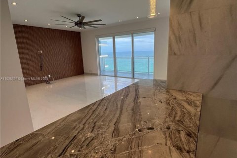 Copropriété à vendre à Hallandale Beach, Floride: 2 chambres, 121.89 m2 № 1019307 - photo 4