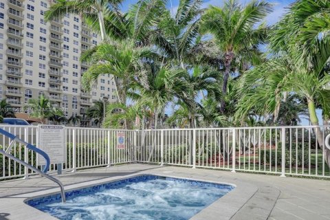 Condo in Hallandale Beach, Florida, 2 bedrooms  № 1019307 - photo 28