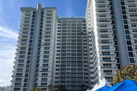 Copropriété à vendre à Hallandale Beach, Floride: 2 chambres, 121.89 m2 № 1019307 - photo 26