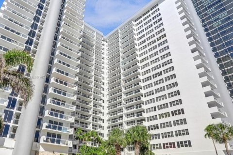 Copropriété à vendre à Hallandale Beach, Floride: 2 chambres, 121.89 m2 № 1019307 - photo 25