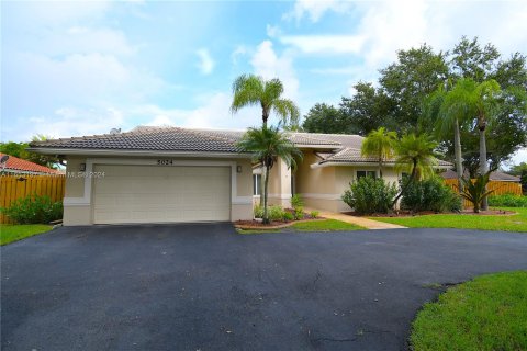 House in Coral Springs, Florida 5 bedrooms, 249.72 sq.m. № 1347842 - photo 2