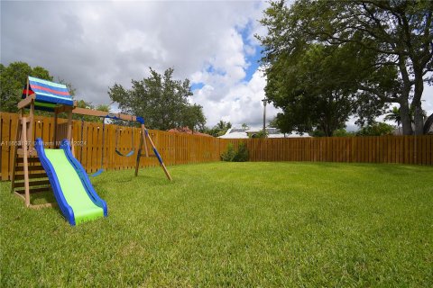 House in Coral Springs, Florida 5 bedrooms, 249.72 sq.m. № 1347842 - photo 30