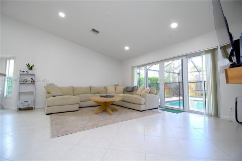 House in Coral Springs, Florida 5 bedrooms, 249.72 sq.m. № 1347842 - photo 9