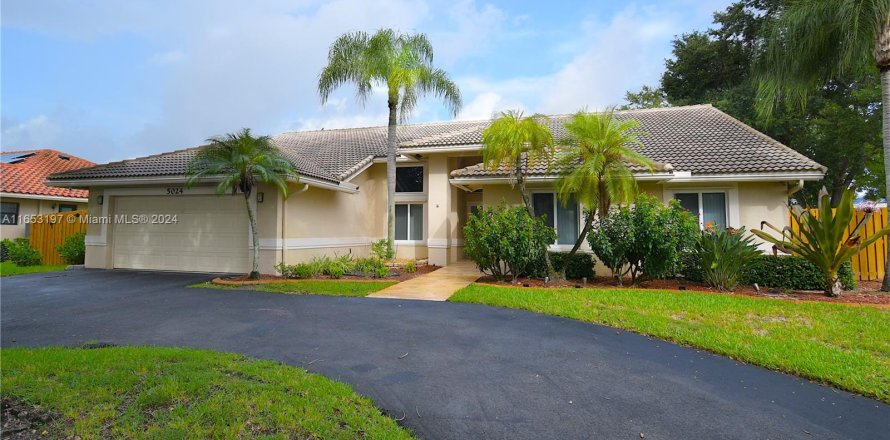 House in Coral Springs, Florida 5 bedrooms, 249.72 sq.m. № 1347842