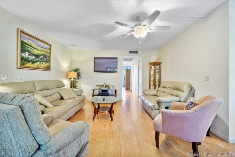 Condo in Hollywood, Florida, 2 bedrooms  № 1072385 - photo 14