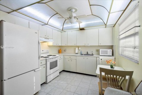 Condo in Hollywood, Florida, 2 bedrooms  № 1072385 - photo 10