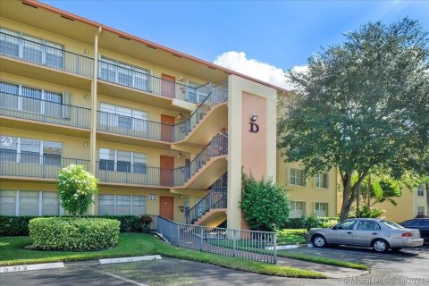 Condo in Hollywood, Florida, 2 bedrooms  № 1072385 - photo 16