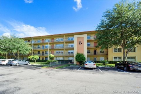 Condo in Hollywood, Florida, 2 bedrooms  № 1072385 - photo 17