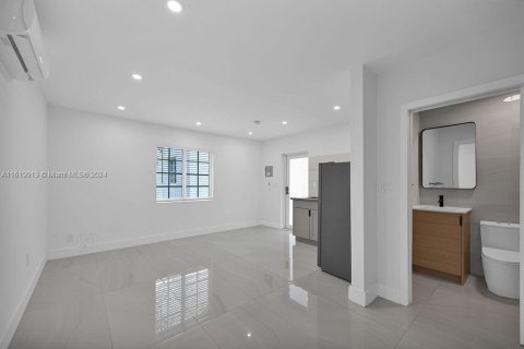 House in Miami, Florida 4 bedrooms, 126.53 sq.m. № 1240626 - photo 14