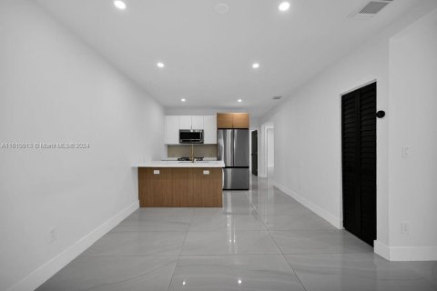 House in Miami, Florida 4 bedrooms, 126.53 sq.m. № 1240626 - photo 20