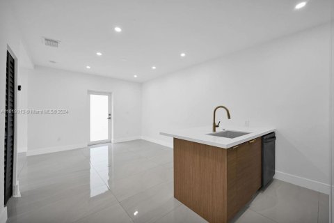 House in Miami, Florida 4 bedrooms, 126.53 sq.m. № 1240626 - photo 25