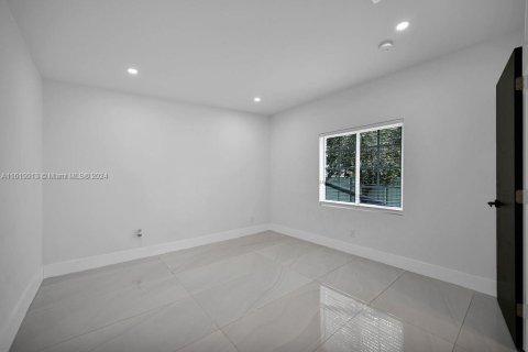 House in Miami, Florida 4 bedrooms, 126.53 sq.m. № 1240626 - photo 3