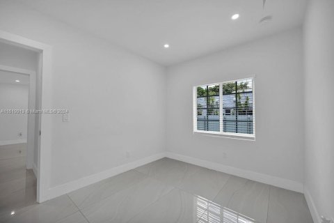 House in Miami, Florida 4 bedrooms, 126.53 sq.m. № 1240626 - photo 7