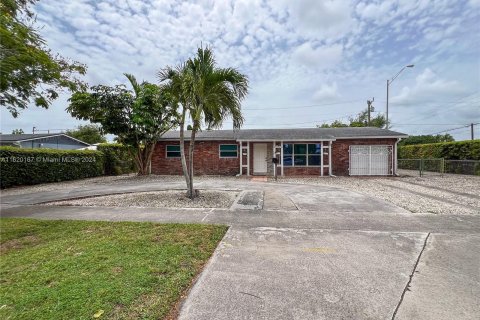 House in Miami, Florida 3 bedrooms, 151.52 sq.m. № 1269144 - photo 2