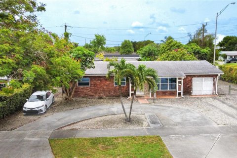 House in Miami, Florida 3 bedrooms, 151.52 sq.m. № 1269144 - photo 1