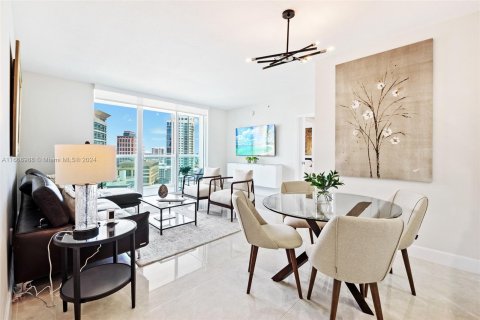 Condo in Fort Lauderdale, Florida, 2 bedrooms  № 1385950 - photo 1