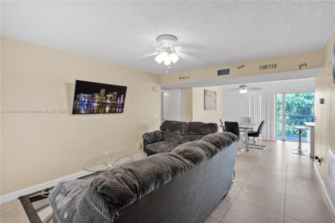 Condo in Hialeah, Florida, 3 bedrooms  № 1386004 - photo 2