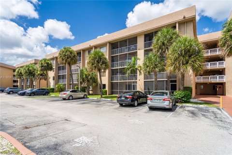 Condo in Hialeah, Florida, 3 bedrooms  № 1386004 - photo 1