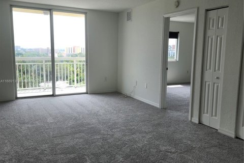 Condo in Miami, Florida, 2 bedrooms  № 1386003 - photo 1