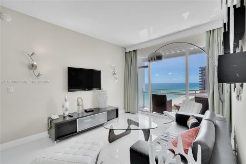 Condo in Miami Beach, Florida, 2 bedrooms  № 1386036 - photo 1