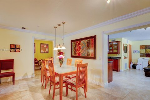 Купить коммерческую недвижимость в Пемброк-Пайнс, Флорида № 1028760 - фото 4