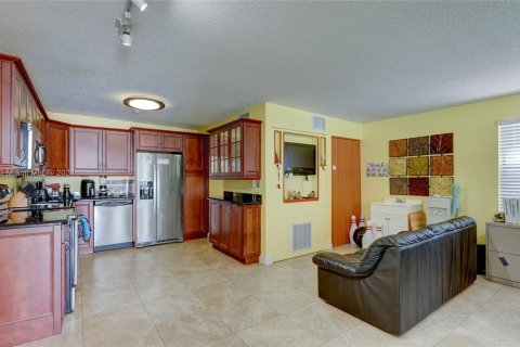 Купить коммерческую недвижимость в Пемброк-Пайнс, Флорида № 1028760 - фото 2
