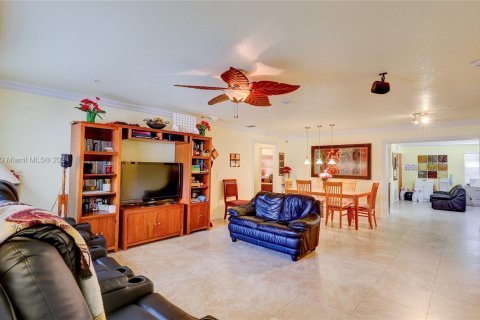 Купить коммерческую недвижимость в Пемброк-Пайнс, Флорида № 1028760 - фото 6