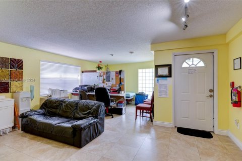 Купить коммерческую недвижимость в Пемброк-Пайнс, Флорида № 1028760 - фото 3