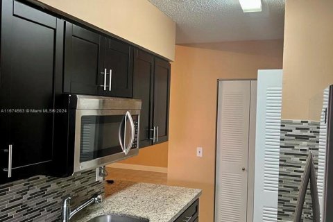 Condo in Hialeah, Florida, 2 bedrooms  № 1397718 - photo 11