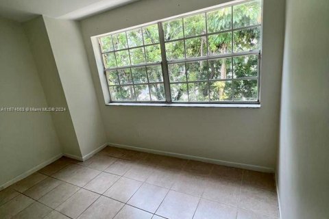 Condo in Hialeah, Florida, 2 bedrooms  № 1397718 - photo 15