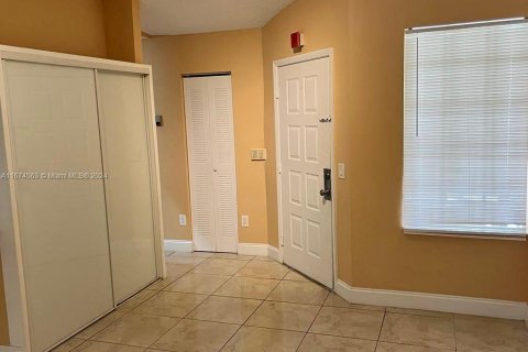 Condo in Hialeah, Florida, 2 bedrooms  № 1397718 - photo 17