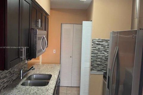 Condo in Hialeah, Florida, 2 bedrooms  № 1397718 - photo 1