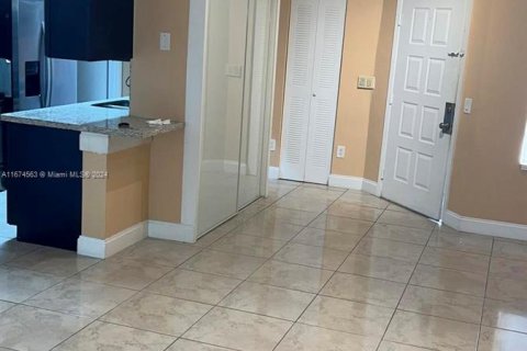 Condo in Hialeah, Florida, 2 bedrooms  № 1397718 - photo 7