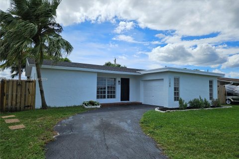 House in Sunrise, Florida 2 bedrooms, 97.27 sq.m. № 1397720 - photo 2