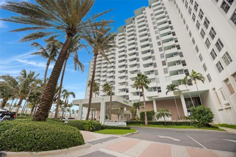 Condo in Miami Beach, Florida, 2 bedrooms  № 1269248 - photo 2