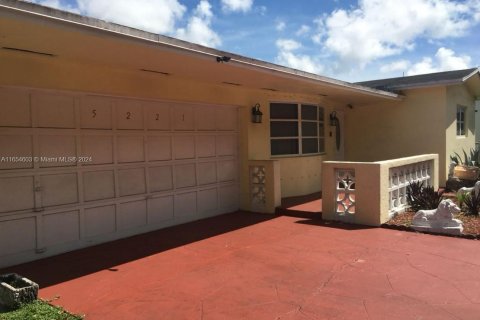 House in Hollywood, Florida 4 bedrooms, 135.73 sq.m. № 1352156 - photo 2