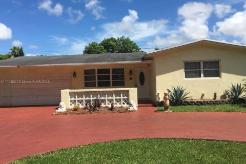 House in Hollywood, Florida 4 bedrooms, 135.73 sq.m. № 1352156 - photo 1