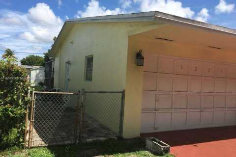 House in Hollywood, Florida 4 bedrooms, 135.73 sq.m. № 1352156 - photo 3