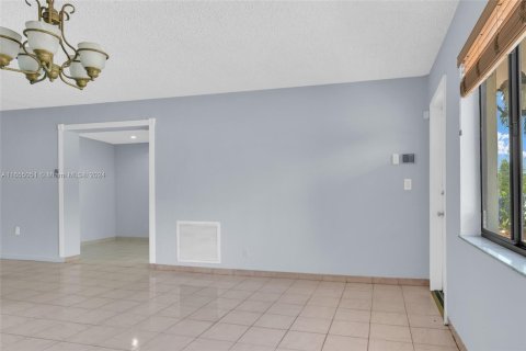 House in Fort Lauderdale, Florida 2 bedrooms, 122.91 sq.m. № 1352208 - photo 7