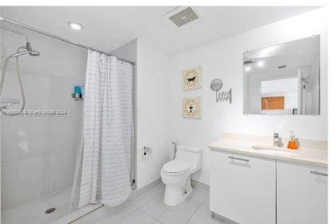 Condominio en alquiler en Miami, Florida, 1 dormitorio, 68.75 m2 № 1352207 - foto 5