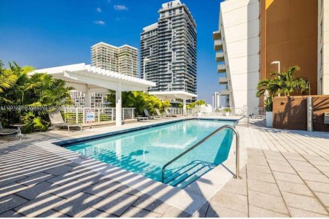 Condominio en alquiler en Miami, Florida, 1 dormitorio, 68.75 m2 № 1352207 - foto 1