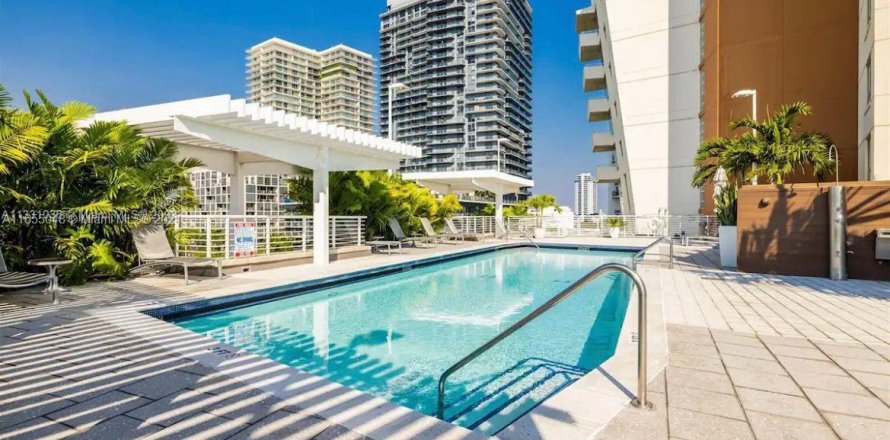 Condominio en Miami, Florida, 1 dormitorio  № 1352207