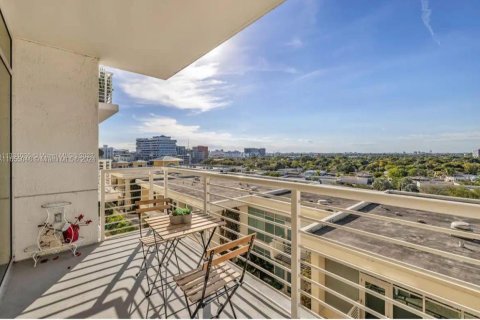 Condominio en alquiler en Miami, Florida, 1 dormitorio, 68.75 m2 № 1352207 - foto 2