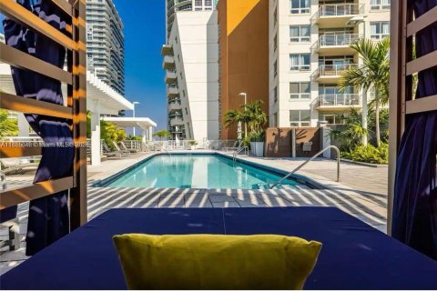 Condominio en alquiler en Miami, Florida, 1 dormitorio, 68.75 m2 № 1352207 - foto 3