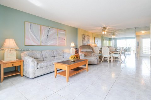 Condo in Dania Beach, Florida, 2 bedrooms  № 1328984 - photo 7