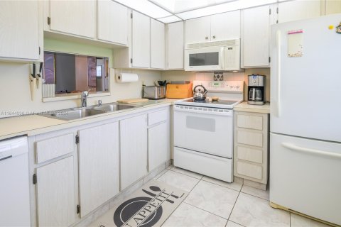 Condo in Dania Beach, Florida, 2 bedrooms  № 1328984 - photo 15