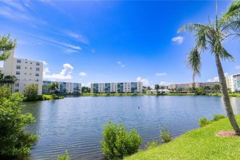 Condo in Dania Beach, Florida, 2 bedrooms  № 1328984 - photo 1